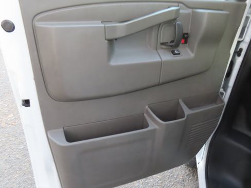 Used 2017 Chevrolet Express 3500 image 10