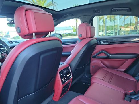 Used 2023 Porsche Cayenne S AWD/4WD image 17