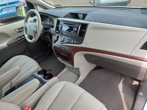 Used 2013 Toyota Sienna XLE FWD image 17