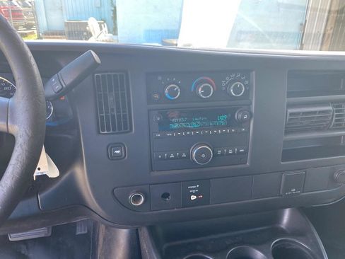 Used 2017 Chevrolet Express 2500 RWD image 32