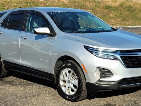 Used 2022 Chevrolet Equinox LT image 2