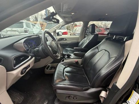 Used 2022 Chrysler Pacifica Touring-L FWD image 9