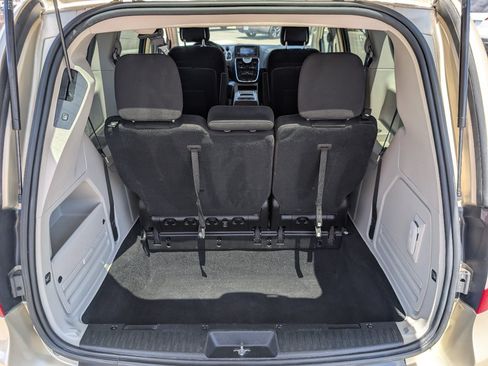 Used 2011 Chrysler Town & Country Touring FWD image 10