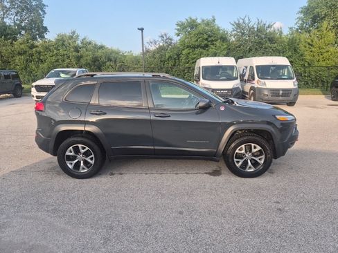 Used 2016 Jeep Cherokee Trailhawk w/ Comfort/Convenience Group AWD/4WD image 4