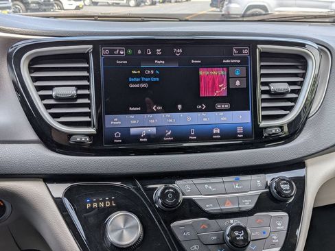 Used 2023 Chrysler Pacifica Touring-L FWD image 15