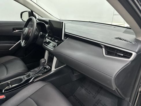 Used 2025 Toyota Corolla Cross XLE FWD image 24