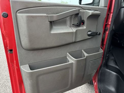 Used 2017 GMC Savana 2500 RWD image 18