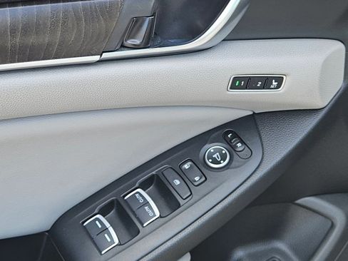 Used 2018 Honda Accord Touring image 10