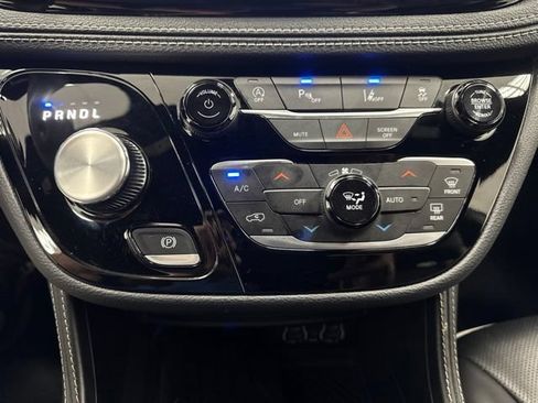 Used 2025 Chrysler Pacifica Limited FWD image 18