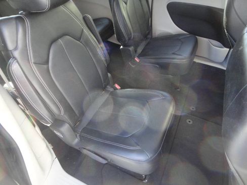 Used 2020 Chrysler Voyager Lxi image 12