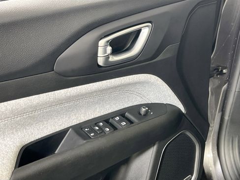 Used 2022 Jeep Compass Latitude w/ Sun and Sound Group image 17