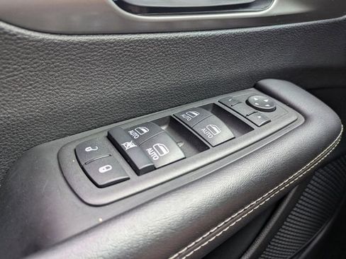 Used 2025 Chrysler Pacifica Select image 27