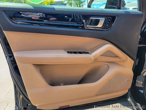 Used 2021 Porsche Cayenne Coupe image 18