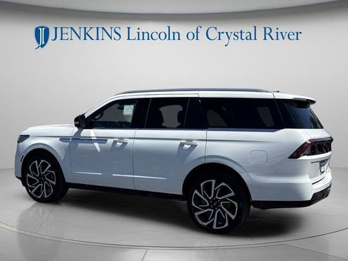 New 2026 Lincoln Navigator Reserve AWD/4WD image 9