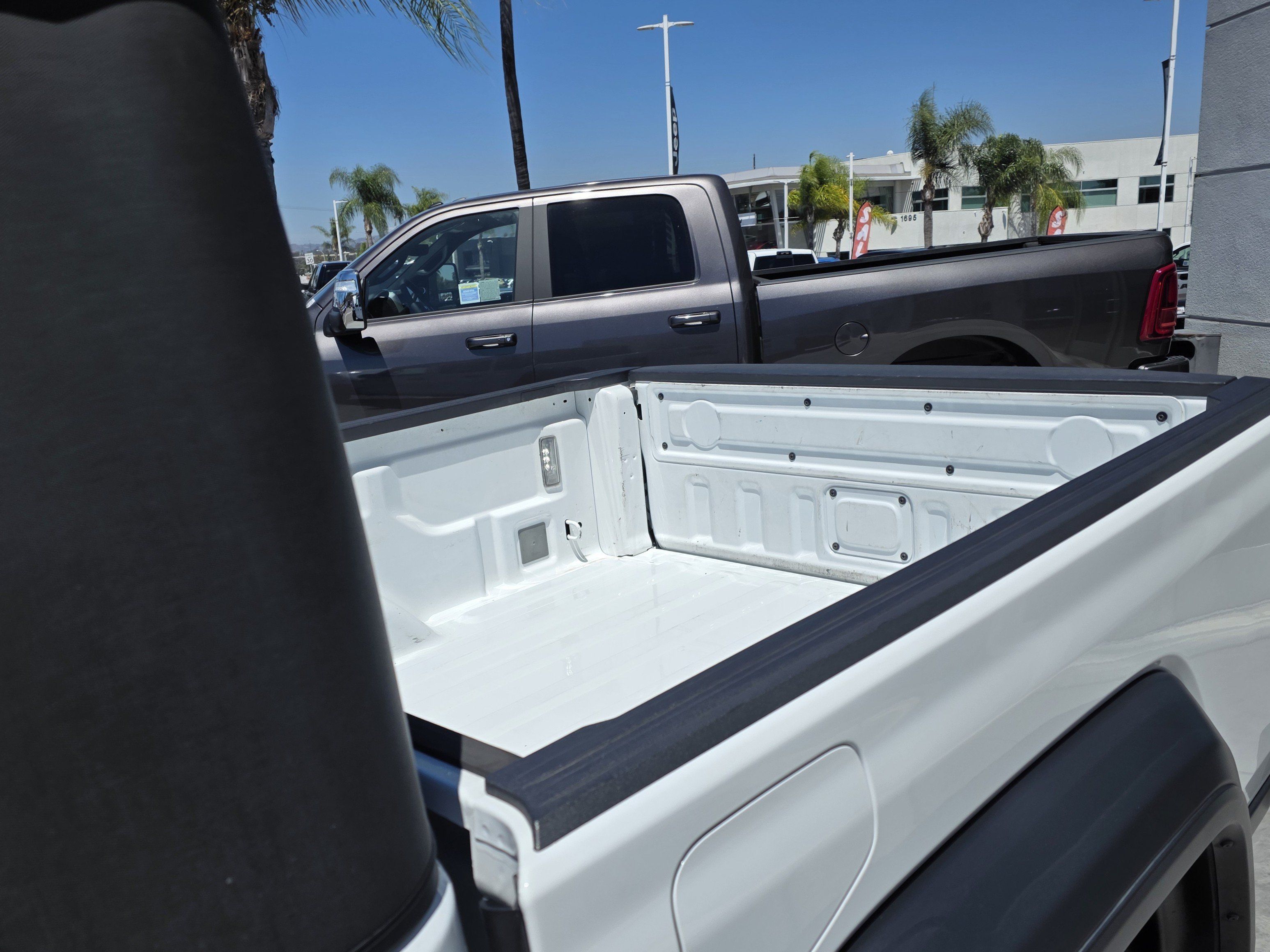Certified 2022 Jeep Gladiator Sport AWD/4WD image 17