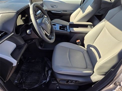 Used 2025 Toyota Sienna XLE image 10