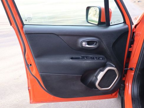 Used 2016 Jeep Renegade Latitude w/ Cold Weather Group image 23