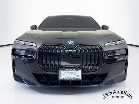 Used 2024 BMW 740i xDrive AWD/4WD image 2