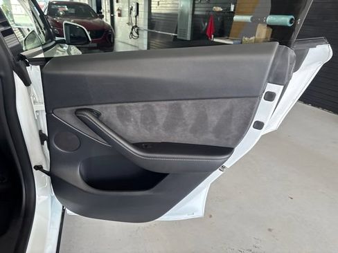 Used 2021 Tesla Model Y Long Range AWD/4WD image 32
