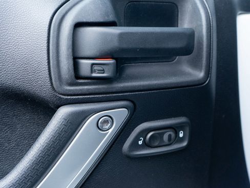 Used 2015 Jeep Wrangler Sahara image 14