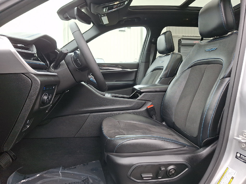 Used 2023 Jeep Grand Cherokee Trailhawk AWD/4WD image 14