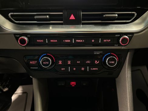 Used 2022 Kia Niro LXS FWD image 17