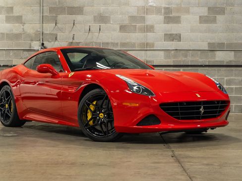 Used 2015 Ferrari California T RWD image 2