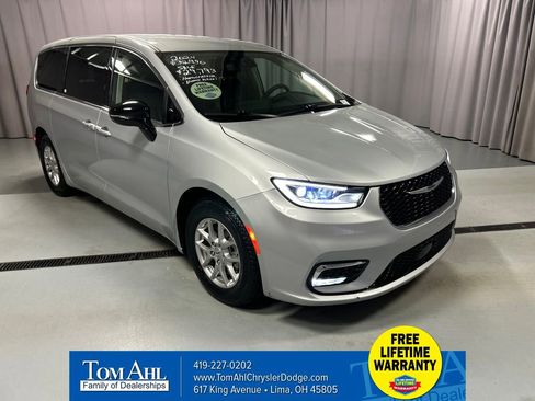 Used 2024 Chrysler Pacifica Touring-L FWD image 1