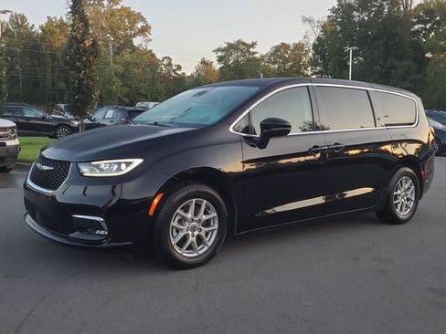 Used 2024 Chrysler Pacifica Touring-L FWD image 7