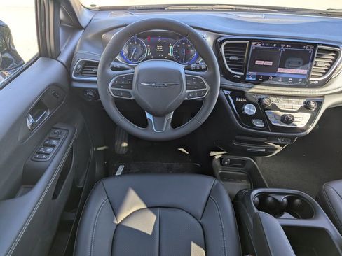 New 2026 Chrysler Pacifica Select image 11