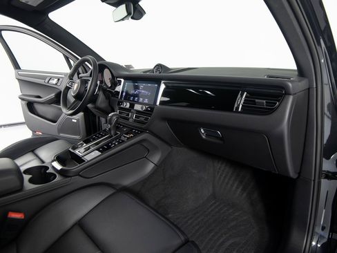 Certified 2025 Porsche Macan image 28