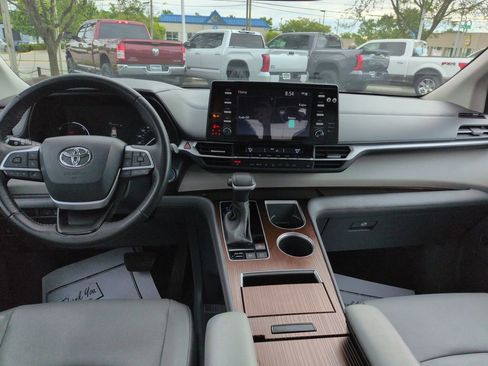 Certified 2023 Toyota Sienna XLE AWD/4WD image 12