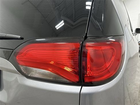 Used 2020 Chrysler Pacifica Touring-L image 23