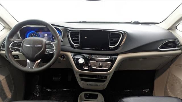 Used 2023 Chrysler Pacifica Touring-L FWD image 24