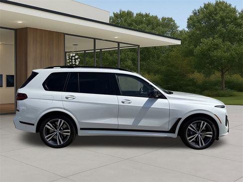Used 2025 BMW X7 M60i w/ Climate Comfort Package image 5