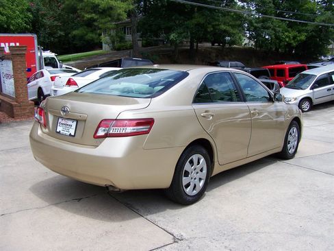 Used 2011 Toyota Camry LE FWD image 4