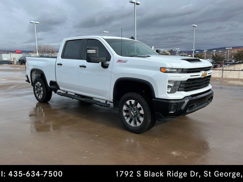 Used 2024 Chevrolet Silverado 2500 Custom w/ Custom Value Package image 7