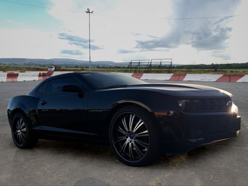 Used 2011 Chevrolet Camaro LS RWD image 2