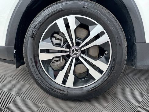 Used 2025 Mercedes-Benz GLB 250 4MATIC image 29