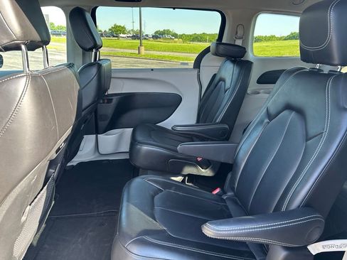 Used 2024 Chrysler Pacifica Touring-L FWD image 9