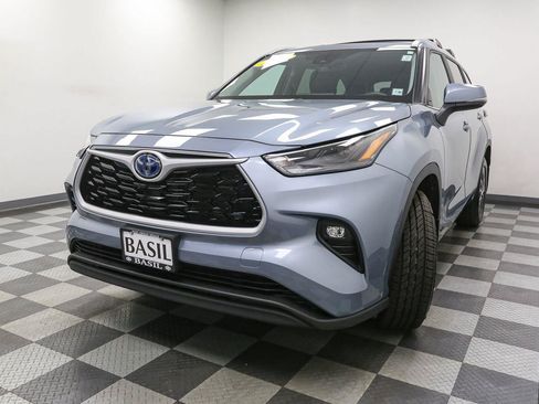Used 2023 Toyota Highlander XLE AWD/4WD image 4