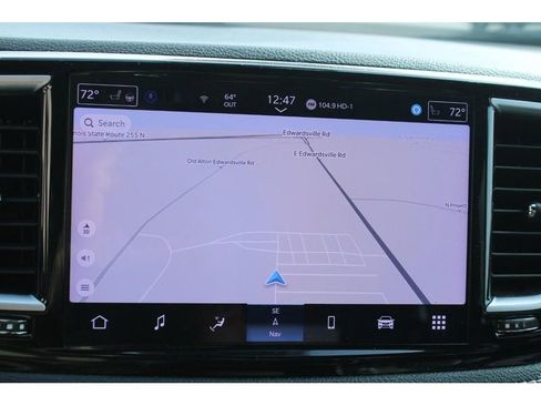 Used 2025 Chrysler Pacifica Limited image 23