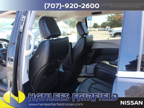 Used 2023 Chrysler Pacifica Touring-L FWD image 17