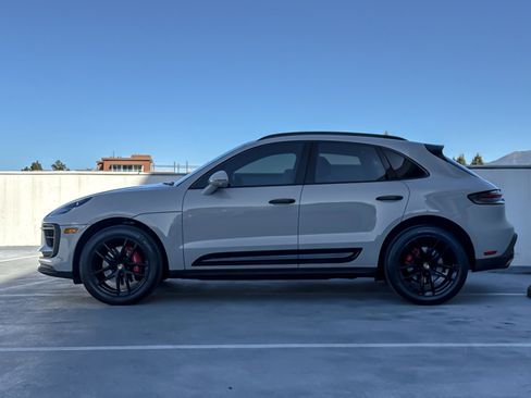 Certified 2022 Porsche Macan S image 2