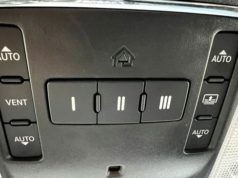 Used 2022 Jeep Grand Cherokee Limited image 42