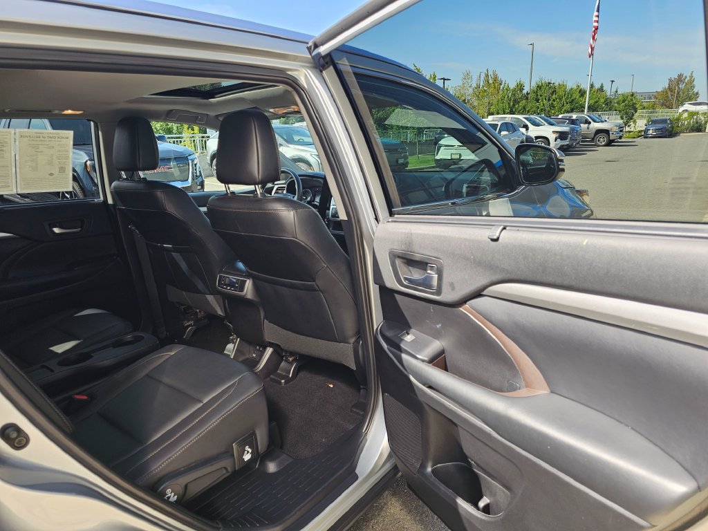 Used 2019 Toyota Highlander XLE AWD/4WD image 15