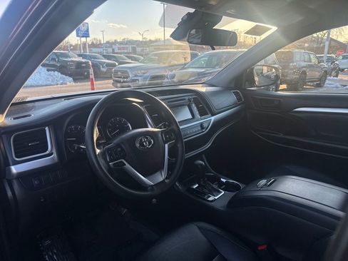Used 2019 Toyota Highlander LE image 29