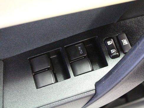 Used 2017 Toyota Corolla LE image 18