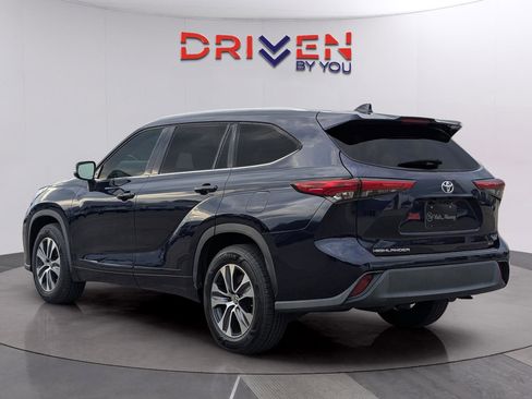 Used 2022 Toyota Highlander XLE image 3