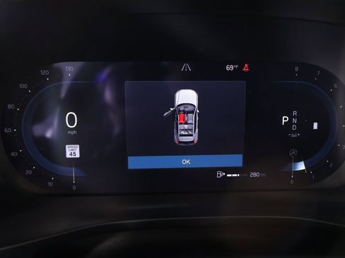 Used 2023 Volvo XC40 B4 Plus image 4